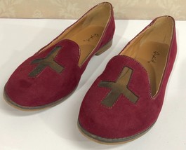 Qupid Red Man Made Faux Suede Flats Womens Shoes Cross Front Size Six 6 - $14.58