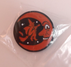 New Witch Riding Broom By Man In The Moon Animated Enamel Lapel Hat Pin - £4.94 GBP