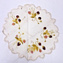 Victorian Silk Embroidery Strawberry Doily 9 1/4 In has tiny Hole - $183.39 MXN