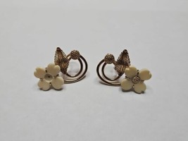 Vintage Gold-Tone White Swirl Flower Clip On Earrings - £7.52 GBP
