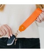 Always On Hand Wristlet Keychain Orange - $337.30 MXN