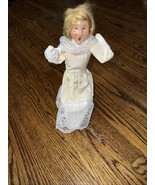 BYERS CHOICE CAROLER DANCING VICTORIAN WOMAN w ONE FOOT RAISED - LACE- 1999 - $314.13 MXN