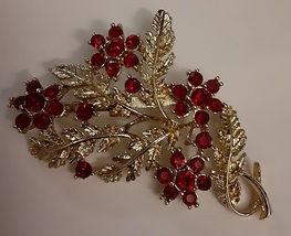  Unsigned Coro© Cranberry Red Flower and Leaf Brooch Vintage - £38.28 GBP