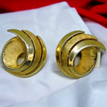 Vintage Crown Trifari Swirl Earrings Clip- On 1/2&quot; Style Brushed Gold Tone - £12.10 GBP
