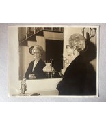 Vintage Photograph Mexican Old Lady Woman Looking in the Mirror from 1950&#39;s - €13,79 EUR