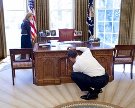 President Barack Obama examines Resolute Desk with Caroline Kennedy Photo Print - £6.93 GBP+