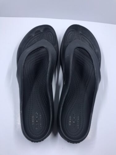 Primary image for Crocs Black Flip Flop Sandals Women’s Size 8w FITS more Like a 7 Narrow