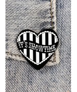 It&#39;s Showtime from Tim Burton’s Beetlejuice, Metal Enamel Pin, New - €4,31 EUR