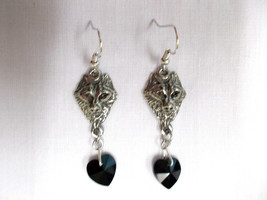 New Cast Pewter Wildlife Raised Wolf Head Black Crystal Heart Dangling Earrings - £11.84 GBP