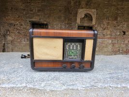 Atlantic Paris radio model 2A2-29, 0940s wood and bakelite radio, collec... - $150.00