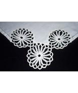 Beautiful Vintage White LINEN Tablecloth w/ Crochet Floral Corners - $264.54 MXN