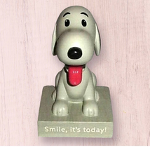 Hallmark Snoopy Retired “Smile it’s today” Desktop Figure (2021)-NEW - £25.32 GBP