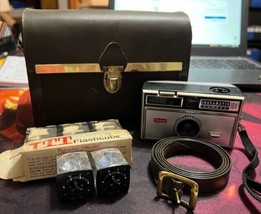 Vintage Kodak Instamatic 104 Camera w/bulbs &amp; carrying case - $45.00