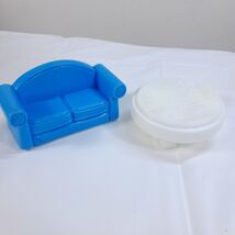 Mattel Fisher Price Sweet Streets Dollhouse Blue Couch Sofa &amp; white tabl... - €9,42 EUR