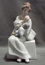 Toyo Porcelain 8.5&quot; Japanese Woman and Child Muted  Pastel Colors - £9.58 GBP
