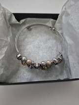 2010 Avon Sparkling Floral Cuff Bracelet Silver Tone Faux Pearls Rhinest... - $175.03 MXN