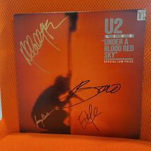 U2 signed lp Under A Blood Red Sky, 4 members, Original, Vintage, Great ... - $4,265.68 MXN
