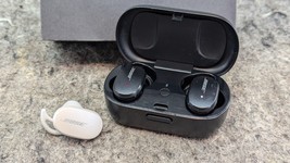 Genuine Bose QuietComfort 1 Grey &amp; 2 Black Eabuds + Case - For Parts - £30.91 GBP