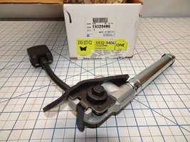 GM 19329406 Seat Belt Tensioner Front Right RH General Motors OEM NOS - $92.86