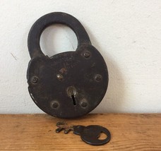 Vintage Antique Eagle Lock Distressed Iron Shackle Lever Pad Lock Skeleton Key - £98.32 GBP