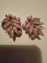 Vintage Womens Earrings VTG Faux Pink Pearls Leaves - £19.57 GBP