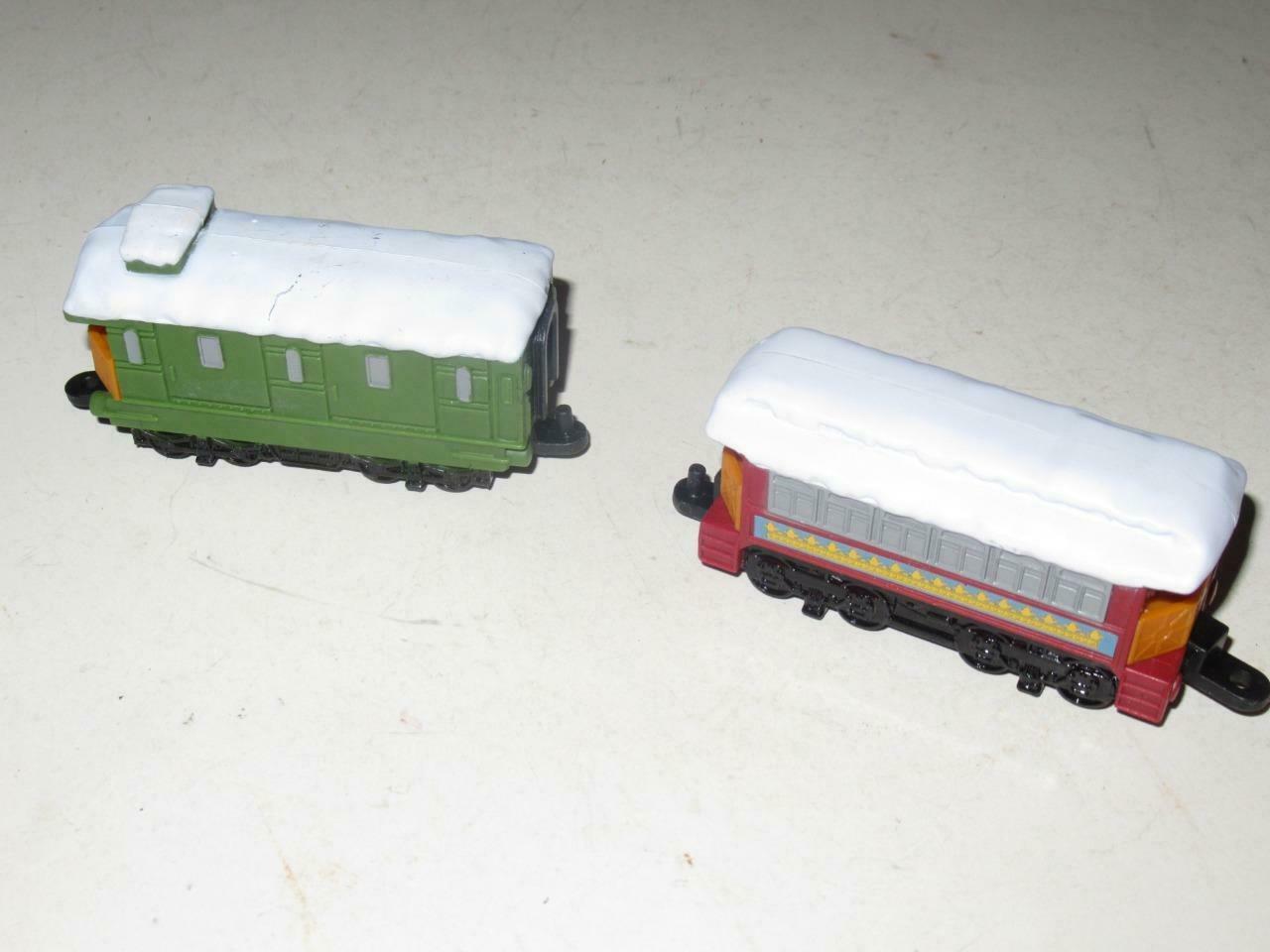 TWO PLASTIC TRAIN CARS- CABOOSE/COACH- CLOSE TO HO SCALE- GOOD- H40 - $2.89