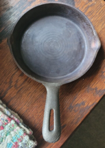 Cast Iron Skillet 6.5&quot; Black Unbranded Taiwan Small Cooking Wall Art Collectible - £11.95 GBP