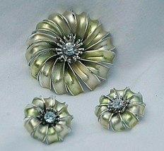 Costume Jewelry Rhinestone Swirl Brooch Pin &amp; Clip on Earrings Set Silver Tone a - £10.27 GBP