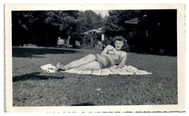Nero e Bianco Fotografia 1950&#39;s Donna IN Costume da Bagno - £32.32 GBP