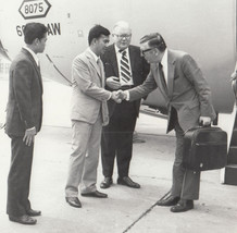 1977 Photo Laos Leonard Woodcock USA Visit Vietnam War POW Delegation Asia - £19.08 GBP