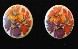 Avon Pierced Earrings Bold Floral Pattern Plastic Button Retro Style Vtg - £15.79 GBP