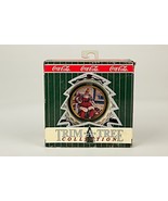 *1999 Coca Cola Trim A Tree Collection Bottle Cap Ornament Santa Circa 1... - $92.15 MXN