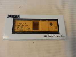 HO Scale Industrial Rail Plastic Yellow Chicago &amp; Illinois Midland Box Car #8004 - £14.45 GBP