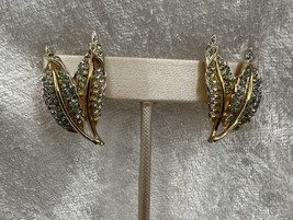 Vintage Signed Coro Gold Tone &amp; Leaves Rhinestone Clip On Earrings - $373.49 MXN