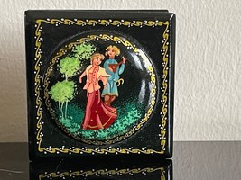 Russian Hand Painted Signed Medallion Lacquer Box - £22.75 GBP