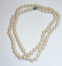 Vintage Cream 31&quot; Knotted Pearl Strung Necklace Silver Clasp 16-F - $460.95 MXN