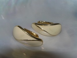 Vintage Trifari Signed Cream Enamel &amp; Goldtone Tapered Oval Clip Earrings – mark - £8.30 GBP