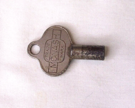 VINTAGE MONASH TRADE MARK KEY SQUARE CHUCK - £7.85 GBP