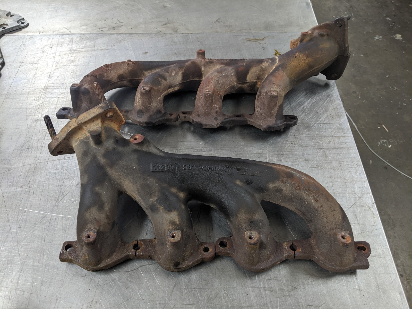 Exhaust Manifold Pair Set For 02-14 GMC Yukon Denali 6.2 12616288 Item image 2