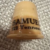OLD VINTAGE PLASTIC ADVERTISEMENT SEWING THIMBLE Samuel’s Furniture, Val... - €8,46 EUR