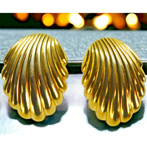 Vintage Inspired Shell Shaped Earrings Studs Women Fashion Costume Gold Tone 1&quot; - £7.80 GBP