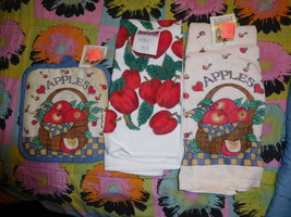 New Old Stock Apple Themed Kitchen Towels And Potholder Farmhouse Studio Kaydee - £12.01 GBP
