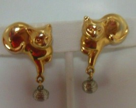 Vintage Gold-tone Cat Dangling Playing W/Ball of Yarn Clip-on Earrings - $18.80