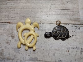 Lot of 2 Small Carved Turtles Black &amp; White Necklace Pendant &amp; Figurine - £8.51 GBP