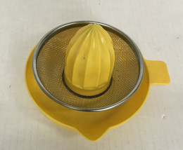 vintage plastic citrus juicer reamer with screen pour spout handle yello... - £15.93 GBP