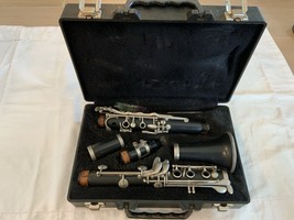 VTG Armstrong Clarinet with Case and Accessories - $1,380.75 MXN
