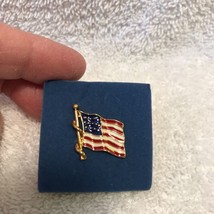 Avon 2005 American Pride Flag Tac Pin Gold Tone Enamel Patriotic USA - £18.91 GBP