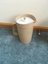 Vintage Tupperware Tan Two Quart  Pitcher Push Button Lid - £8.82 GBP