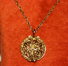 Vintage Corday Gold Tone Round Sweetheart Perfume Locket &amp; Chain Scarce Pattern - £38.82 GBP