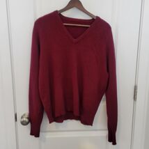 VTG Wool Sweater Unisex Men&#39;s M Burgundy V Neck Made in England Wool Pul... - $341.73 MXN